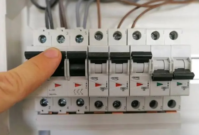 斷路器和開(kāi)關(guān)有什么區(qū)別？估計(jì)很多電氣佬還在傻傻分不清楚